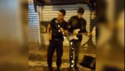Μοναστηράκι: Δείτε το βίντεο που Αστυνομικός παίρνει το μικρόφωνο και τραγουδά