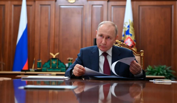 Απειλεί ο Πούτιν: Η Ρωσία έχει «επαρκές απόθεμα» βομβών διασποράς και θα τις χρησιμοποιήσει αν χρειαστεί