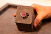 Οίκος Sotheby’s: Σε δημοπρασία σπάνιο ροζ διαμάντι αξίας 35 εκατ. δολαρίων