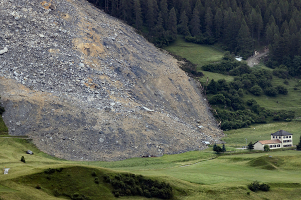 Ελβετία: Παρά τρίχα σώθηκε αλπικό χωριό μετά από κατολίσθηση βράχου
