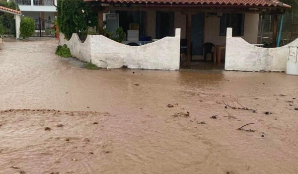 Καταστροφές από την κακοκαιρία στην Εύβοια: Δρόμοι κόπηκαν στα δύο, πλημμύρισαν σπίτια (βίντεο)