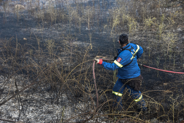 Φωτιά στα Μέθανα: Υπό μερικό έλεγχο η πυρκαγιά