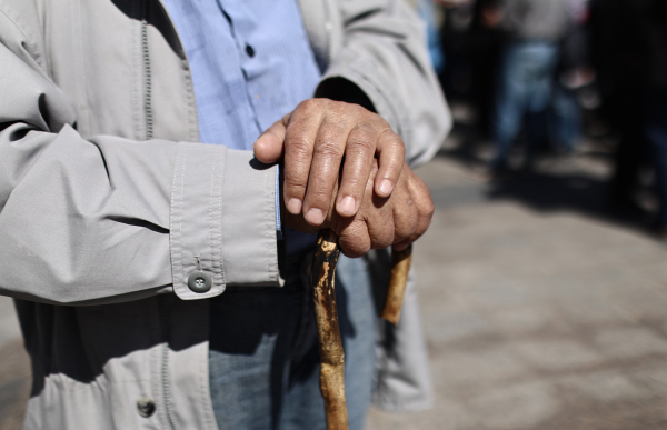 Αντιδράσεις συνταξιούχων για τη μείωση 50% στις συντάξεις χηρείας – «Πάρτε πίσω τις περικοπές»