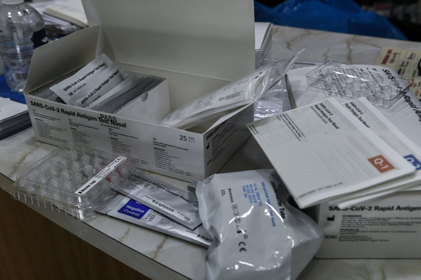Παρτίδες rapid test για χρήση σε μικροβιολογικά εργαστήρια παρέλαβαν οι φαρμακοποιοί