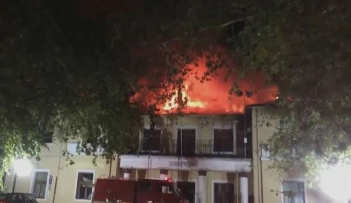 Φωτιά κατέστρεψε το δημαρχείο Σερβίων στην Κοζάνη