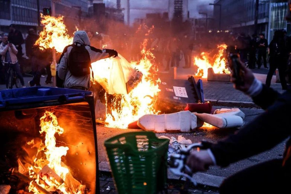 «Πυρά» Γάλλου ΥΠΕΣ στους διαδηλωτές: «Η άκρα αριστερά θέλει να επιτεθεί κατά της Δημοκρατίας»