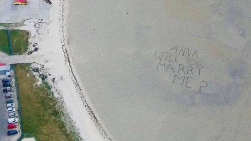 Θεαματική πρόταση γάμου γραμμένη στην άμμο