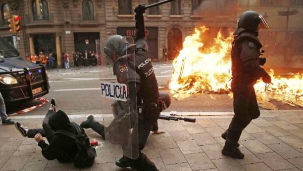 Βαρκελώνη: Βίαιες συγκρούσεις μεταξύ αστυνομίας και διαδηλωτών - 525.000 Καταλανοί στους δρόμους (Βίντεο)