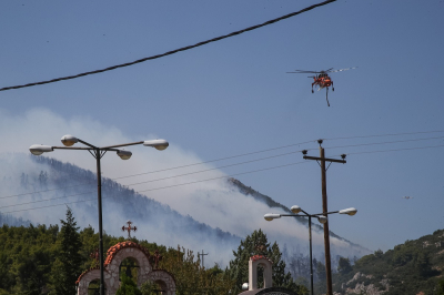 Μεγάλη φωτιά στα Βίλια: Εκτός ελέγχου το νέο πύρινο μέτωπο και εντολή εκκένωσης