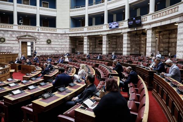 Ο Ιανός στη Βουλή: Έντονη αντιπαράθεση μεταξύ κυβέρνησης και αντιπολίτευσης για τα μέτρα στήριξης των πληγέντων