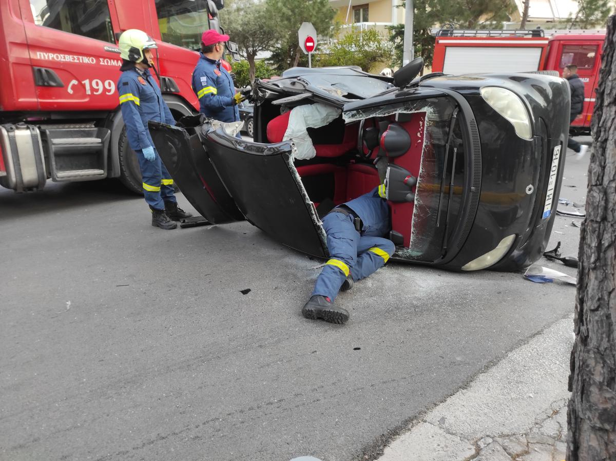 Φρικτό τροχαίο στον Άλιμο: Μηχανή καρφώθηκε σε αυτοκίνητο και αυτό τούμπαρε (Φωτογραφίες)