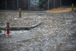 Θεσσαλονίκη: Βροχή και χαλάζι μετέτρεψαν τους δρόμους σε… ποτάμια (Εικόνες)