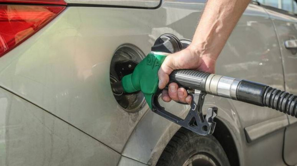 Ο τρόμος της αντλίας: «Οι περισσότεροι οδηγοί βάζουν μέχρι 20 ευρώ βενζίνη»