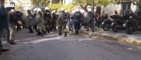 Ευελπίδων: Τα ΜΑΤ άρχισαν να χτυπούν όσους περίμεναν τους συλληφθέντες