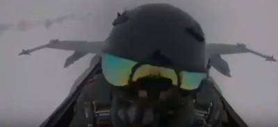 Κεραυνός χτυπά F-18: Δείτε το απίστευτο βίντεο με την αντίδραση του πιλότου