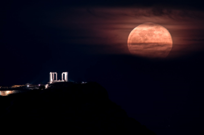 Ροζ Υπερπανσέληνος: Φανταστικές εικόνες από το φεγγάρι του Απριλίου