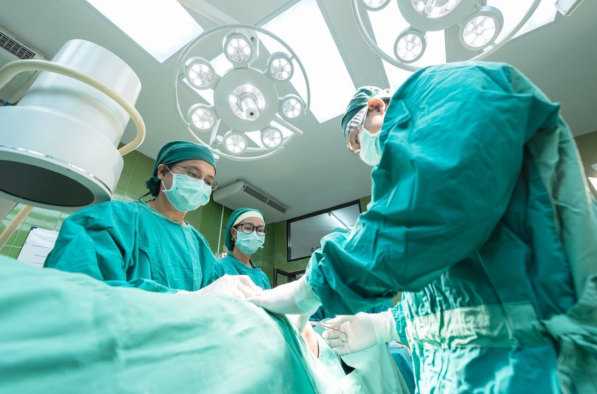 Ασυδοσία – Ιδιωτικά νοσοκομεία παρακρατούν τις πληρωμές των γιατρών έως και 2 χρόνια