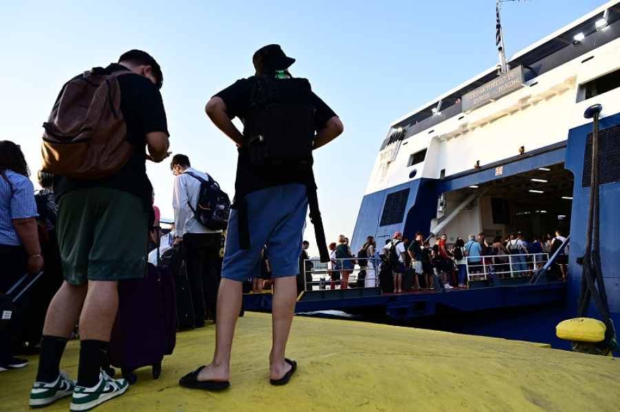 Πειραιάς: Αναχωρούν οι τελευταίοι ταξιδιώτες του Ιουλίου για τις διακοπές