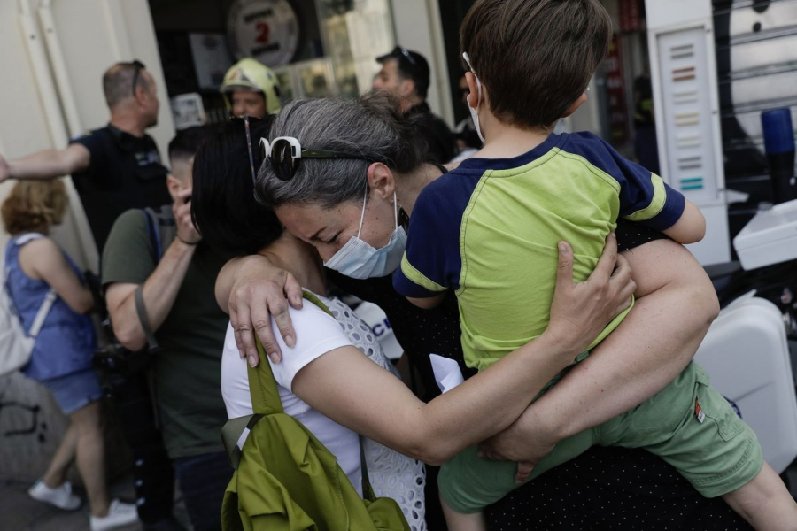 Φωτιά στη Θεσσαλονίκη: Μητέρα εγκαταλείπει το κτίριο με το παιδί της (βίντεο)
