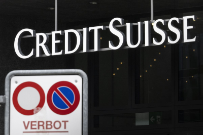 Μάχη για να μη γίνει η Credit Suisse νέα Lehman: Πώς έφτασε στην άκρη του γκρεμού