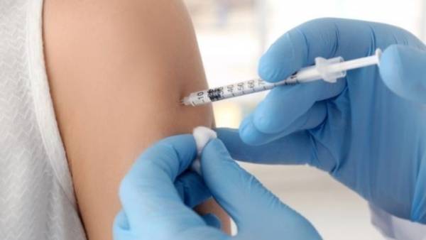 Η ΕΕ σε επαφή με παρασκευαστές 38 υποψήφιων εμβολίων