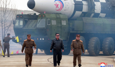 Βόρεια Κορέα: O Κιμ Γιονγκ Ουν εκτόξευσε τον μεγαλύτερο βαλλιστικό πύραυλο του κόσμου (Βίντεο)