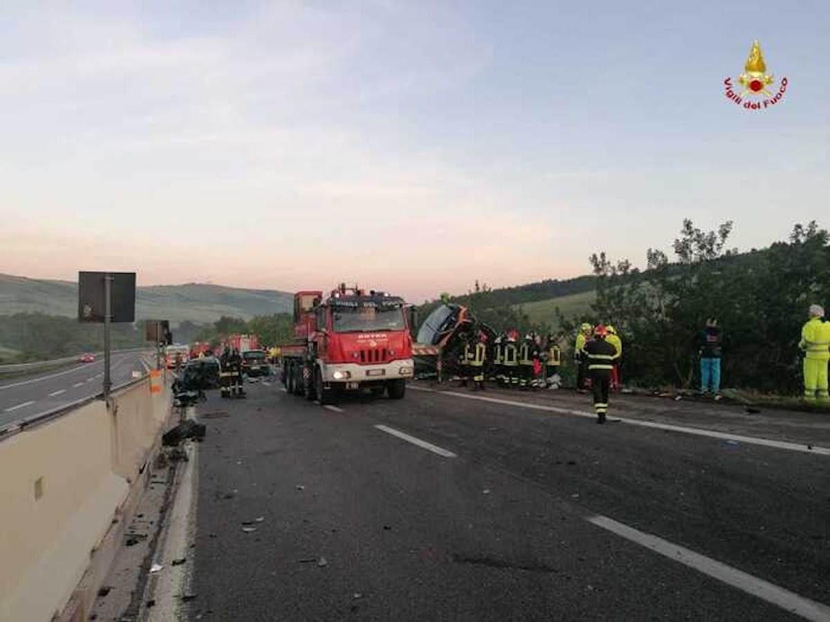 Ιταλία: Λεωφορείο με 38 επιβάτες έπεσε σε γκρεμό – Ένας νεκρός και 14 τραυματίες