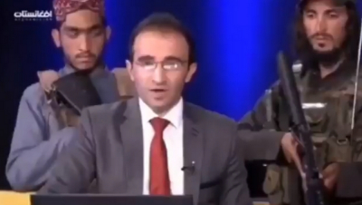 Βίντεο: Αφγανός παρουσιαστής ειδήσεων διαβάζει ανακοίνωση περιτριγυρισμένος από οπλισμένους Ταλιμπάν