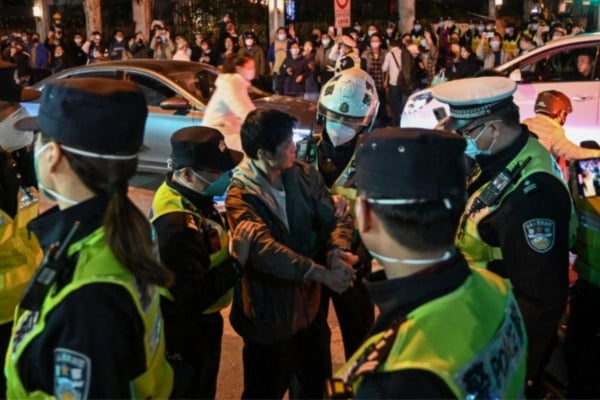 BBC: Σύλληψη και ξυλοδαρμός δημοσιογράφου που κάλυπτε τα επεισόδια στη Σανγκάη