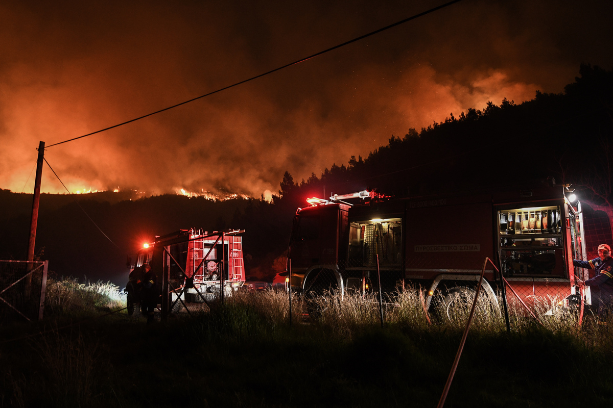Κόλαση φωτιάς σε Κάρυστο, Κέρκυρα και Αίγιο: Για 6ο βράδυ στις φλόγες η Ρόδος (Βίντεο - Φωτογραφίες)