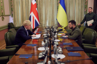 Αιφνιδιαστική επίσκεψη Τζόνσον στο Κίεβο - Συνάντηση με Ζελένσκι