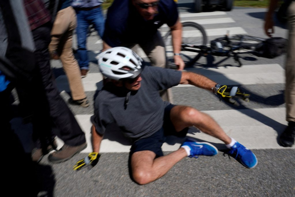Ο Τζο Μπάιντεν έπεσε από το ακινητοποιημένο ποδήλατό του (δείτε βίντεο)