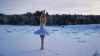 Μπαλαρίνα χόρεψε τη Λίμνη των Κύκνων σε παγωμένο τοπίο