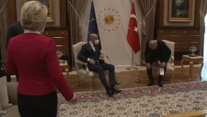 Η αμήχανη στιγμή που ο Ερντογάν κάθεται και η Ούρσουλα φον ντερ Λάιεν μένει όρθια