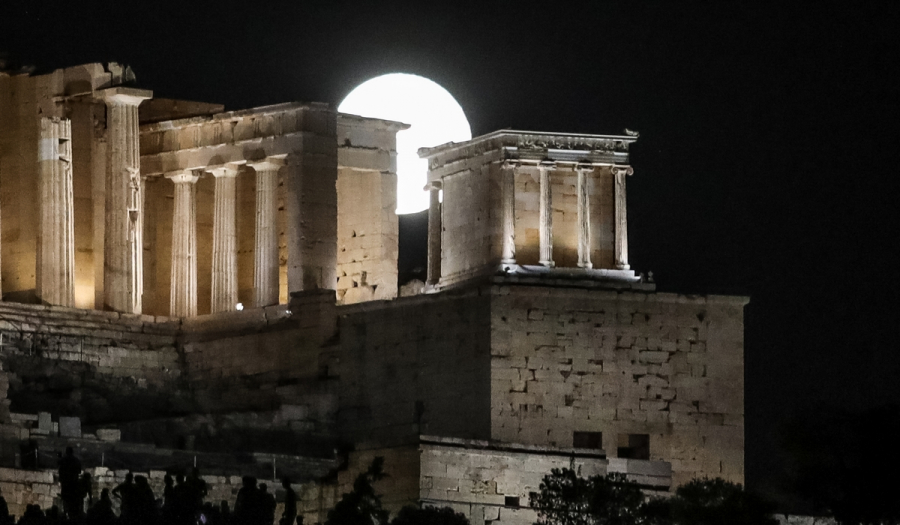 Πανσέληνος Αυγούστου 2022: Φωτογραφίες με το Φεγγάρι του Οξύρρυγχου στην Ακρόπολη