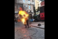 Κωνσταντινούπολη: Νεαρός αυτοπυρπολήθηκε στη μέση του δρόμου και ο κόσμος τραβούσε βίντεο
