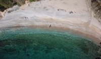 Τελευταίες βουτιές στην πιο αγαπημένη παραλία κοντά στην Αθήνα