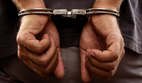 «Χειροπέδες» σε αστυνομικό - Κατηγορείται ως αρχηγός κυκλώματος κοκαΐνης