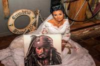 Παντρεύτηκε το φάντασμα του Jack Sparrow και τώρα προσπαθεί να τον πουλήσει