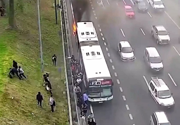 Αργεντινή: Φλεγόμενο λεωφορείο σπέρνει τον πανικό σε αυτοκινητόδρομο (Βίντεο)