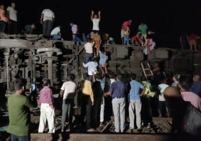 Ινδία: Τουλάχιστον 120 οι νεκροί στο σιδηροδρομικό δυστύχημα