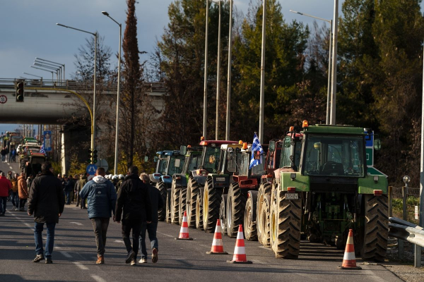 Μπλόκα από Πελοπόννησο μέχρι βόρεια Ελλάδα - Κλείνουν εθνικές οδούς οι αγρότες και κατεβαίνουν στην Αθήνα