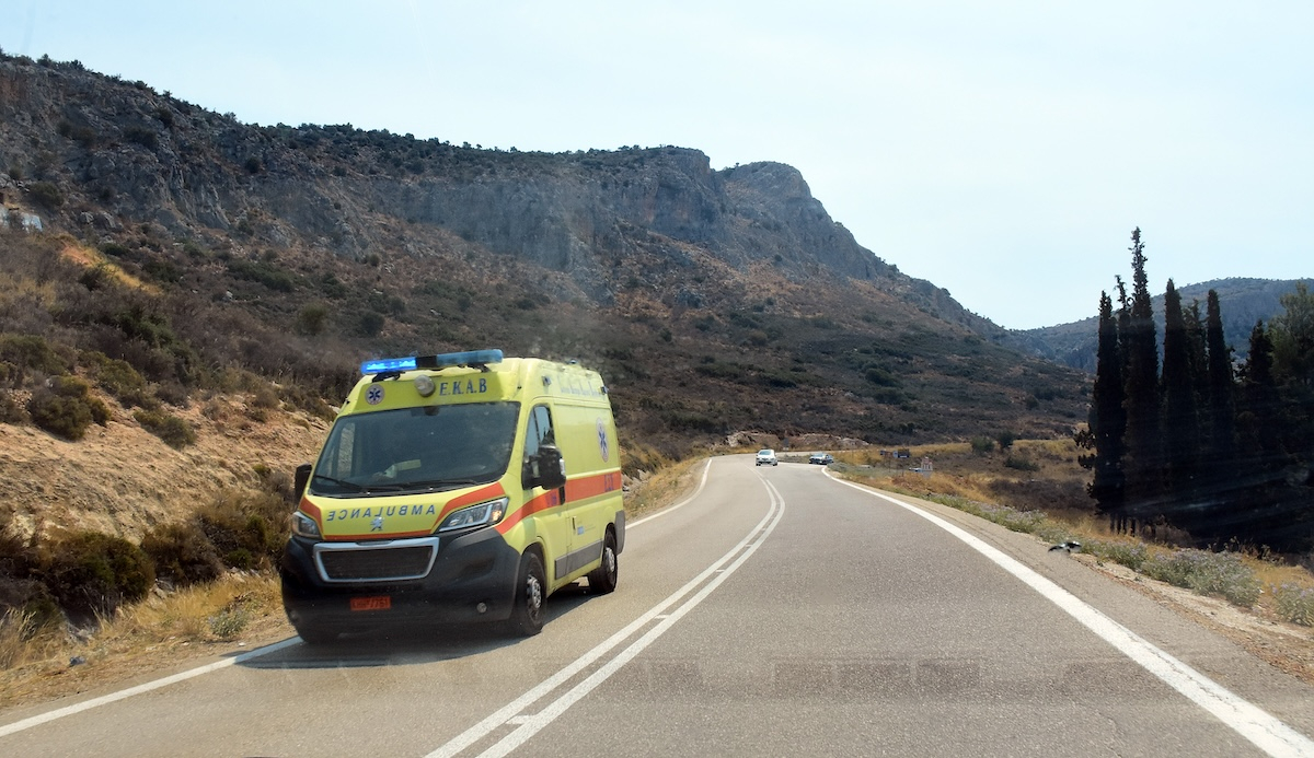 Τροχαίο στη Θεσσαλονίκη: Νεκρός 24χρονος – Το αυτοκίνητό του «καρφώθηκε» σε τσιμεντένιο τοιχίο