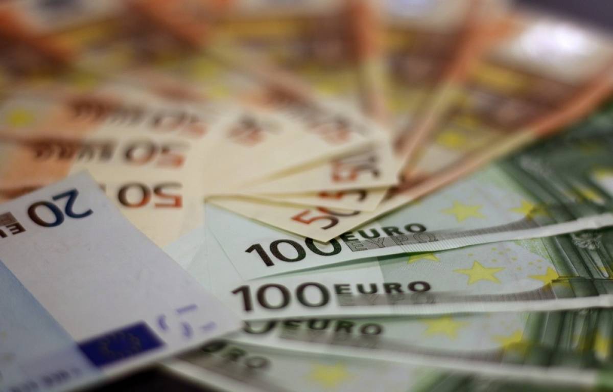 Τέλος τα μετρητά: Στα 300 ευρώ το όριο από το 2020