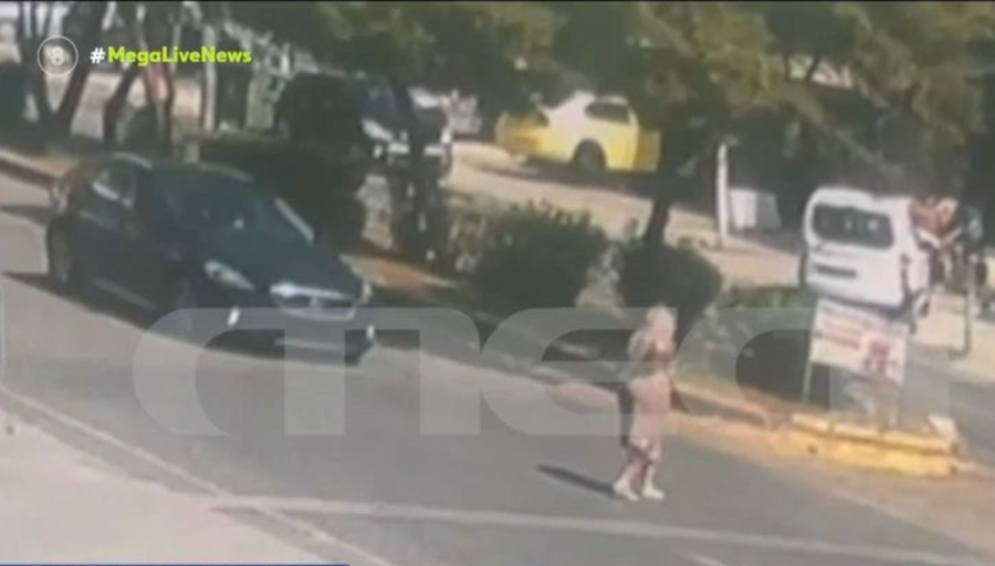 Νίκαια - Σοκαριστικό βίντεο από φονικό τροχαίο: Αυτοκίνητο «θέρισε» ηλικιωμένη