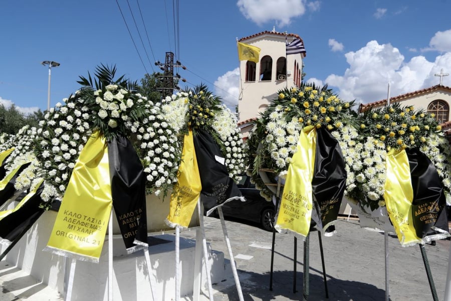 Κηδεία Μιχάλη Κατσουρή: Ραγίζουν καρδιές στο τελευταίο αντίο στην Ελευσίνα