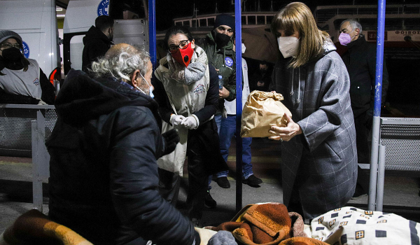 Η Σακελλαροπούλου μοίρασε φαγητό σε άστεγους στο λιμάνι του Πειραιά