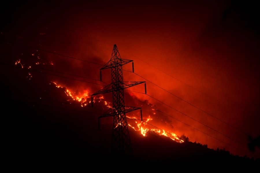 Φωτιά τώρα: Μάχη με τις αναζωπυρώσεις - Δραματικές ώρες σε Ρόδο, Κέρκυρα και Κάρυστο