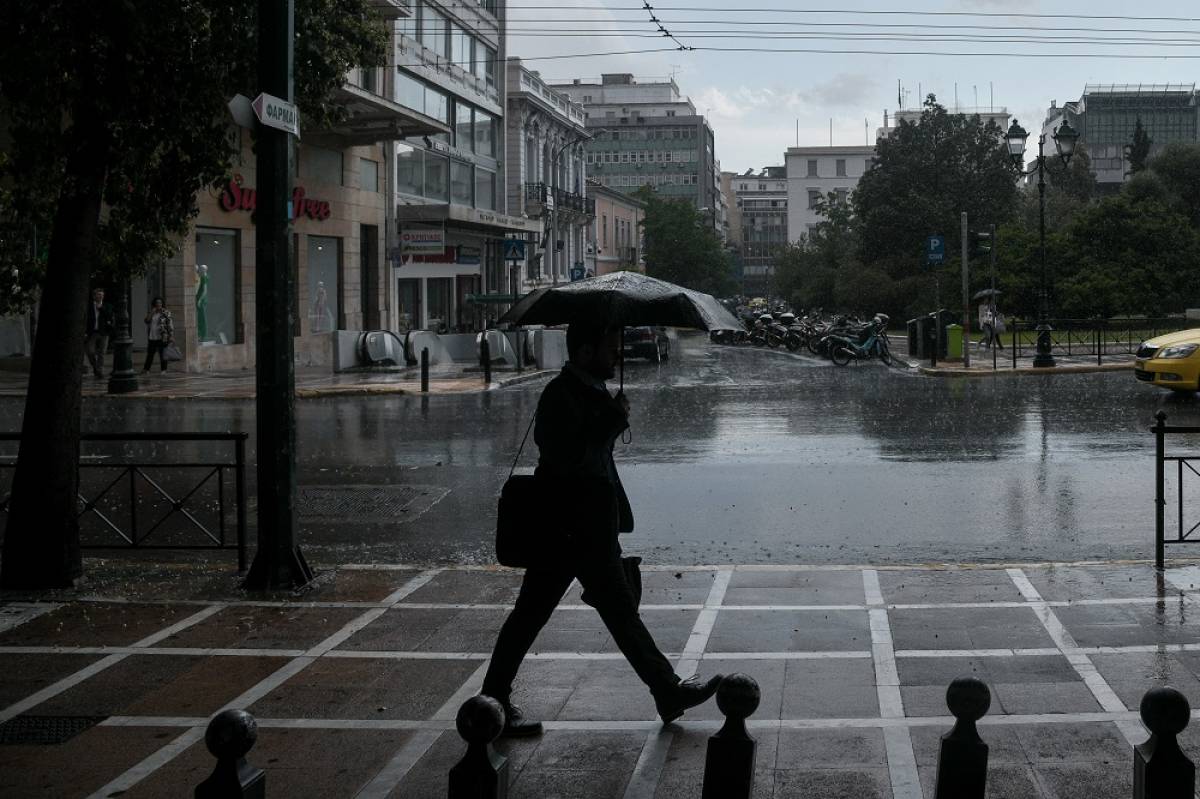 Καιρός: Ισχυρές καταιγίδες στην Αθήνα, βελτίωση αύριο (video)