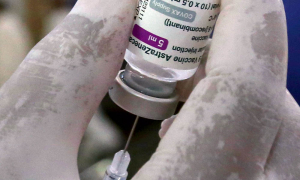 Τρίτη δόση εμβολίου AstraZeneca: «Ισχυρή η δράση του στις μεταλλάξεις»